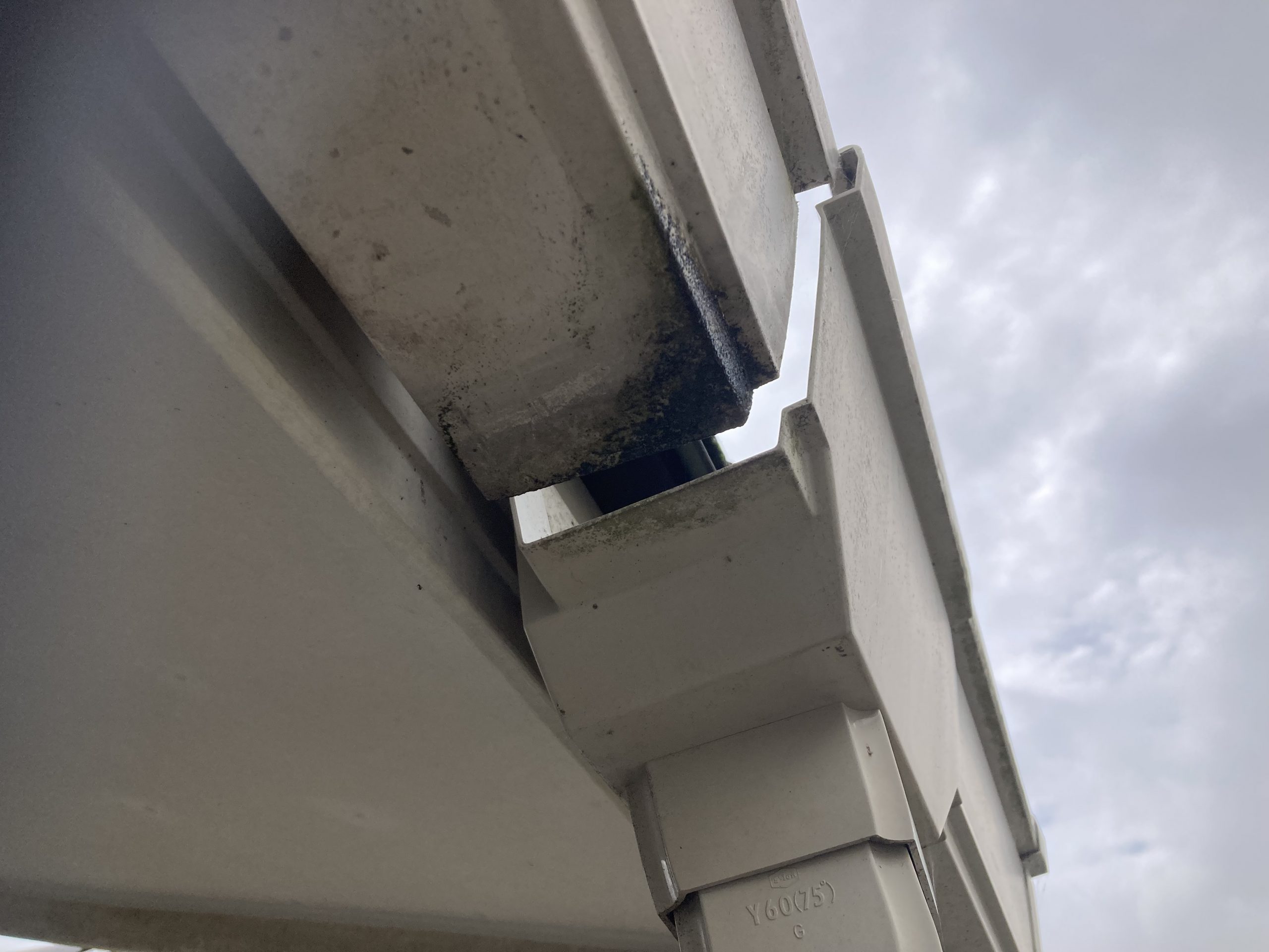 雨樋の接続部分が外れて隙間ができています