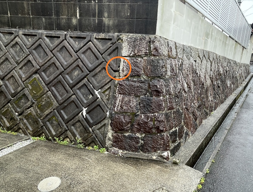 擁壁の取り合い部分に穴が開いていました
