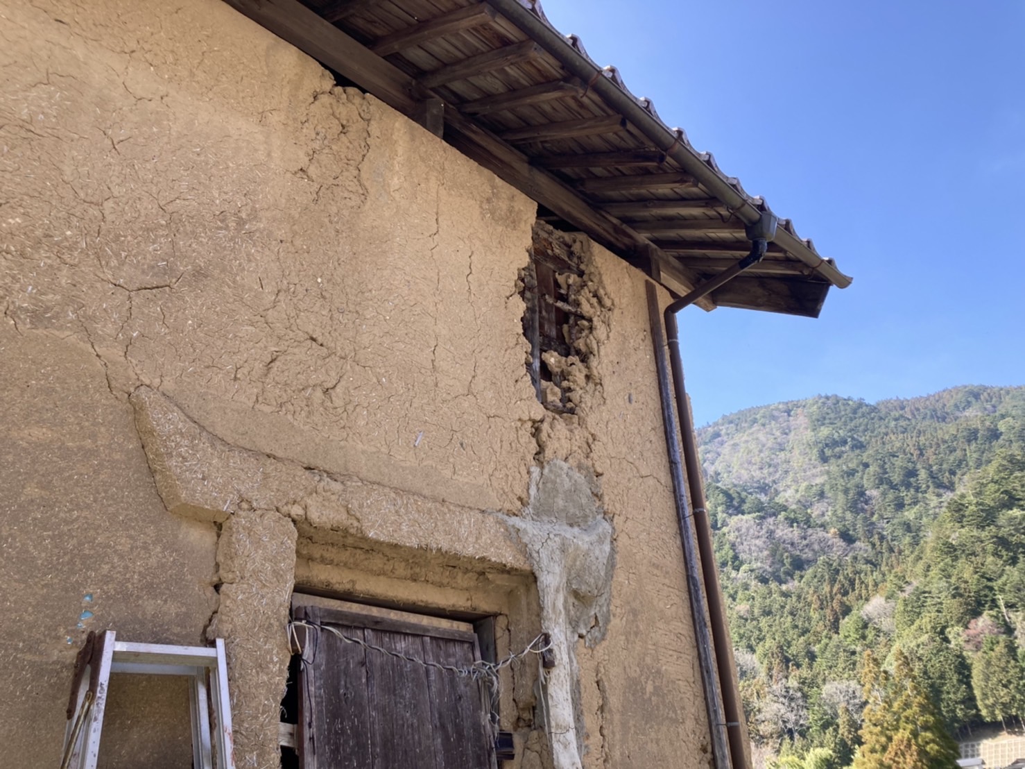 老朽化が進んだ蔵の土壁外壁