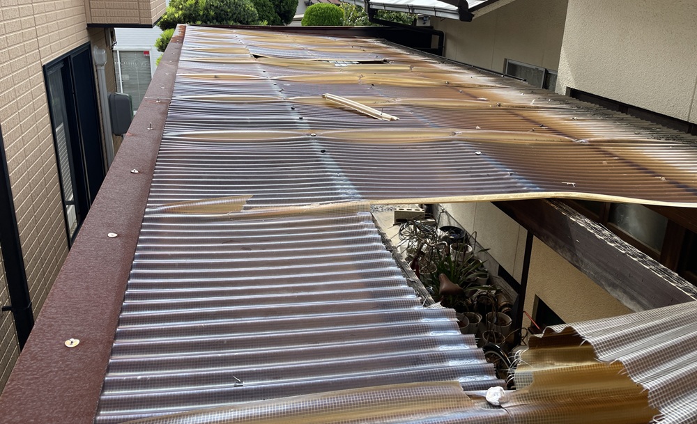 強風の影響で波板が大きく破損していました