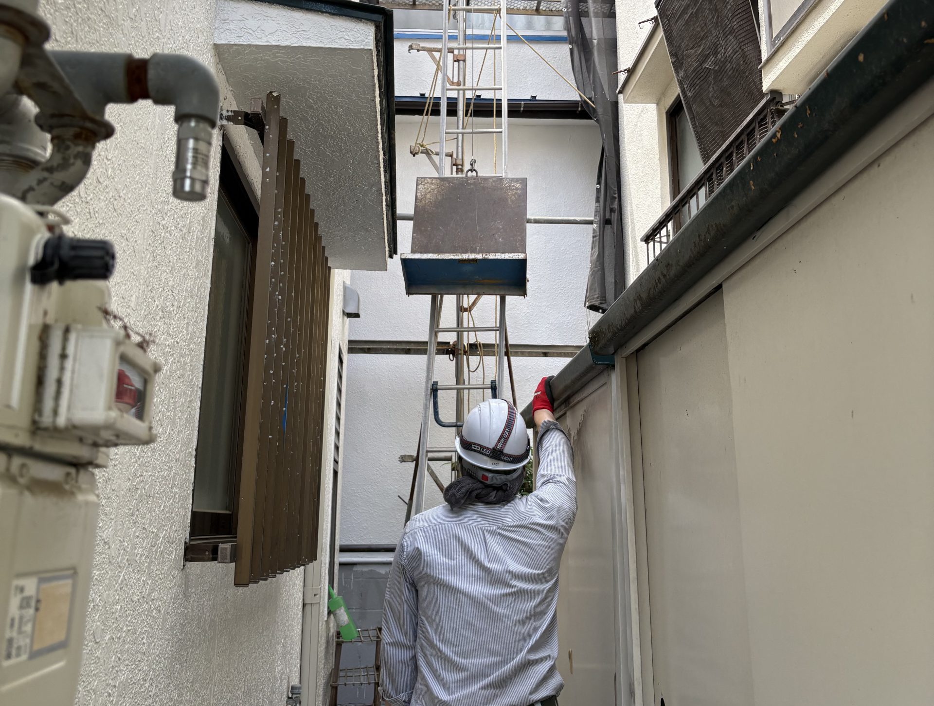 昇降機を使って瓦を下します