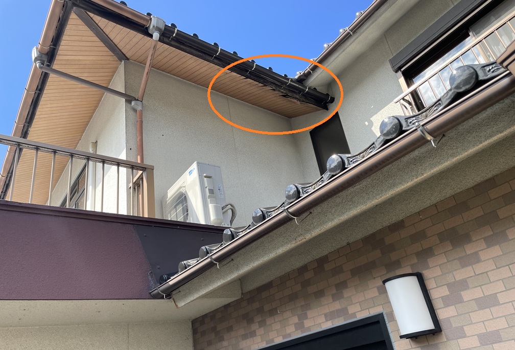 剥がれは2階の軒天で発生していました