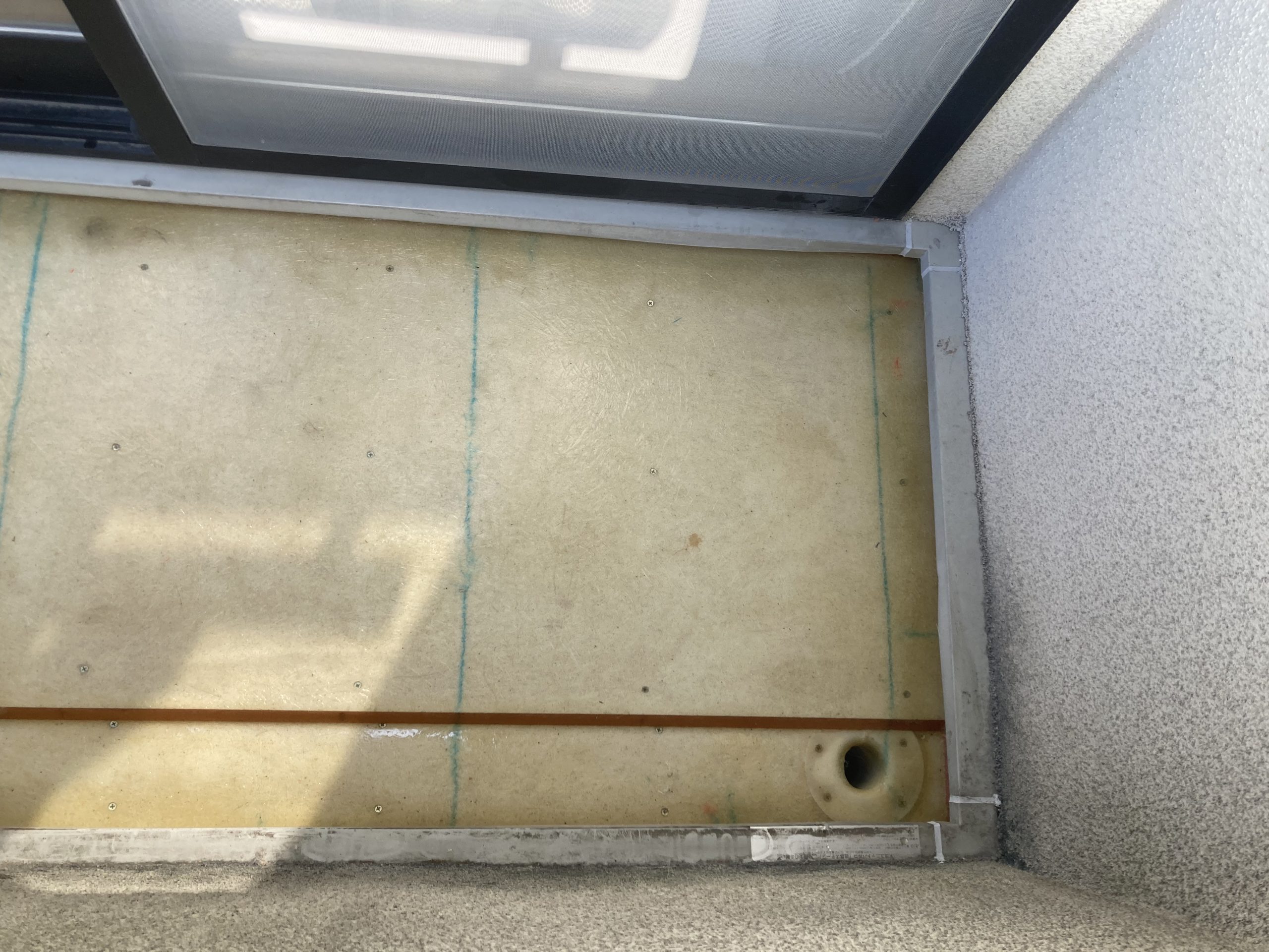 FRPマットを貼っていきます