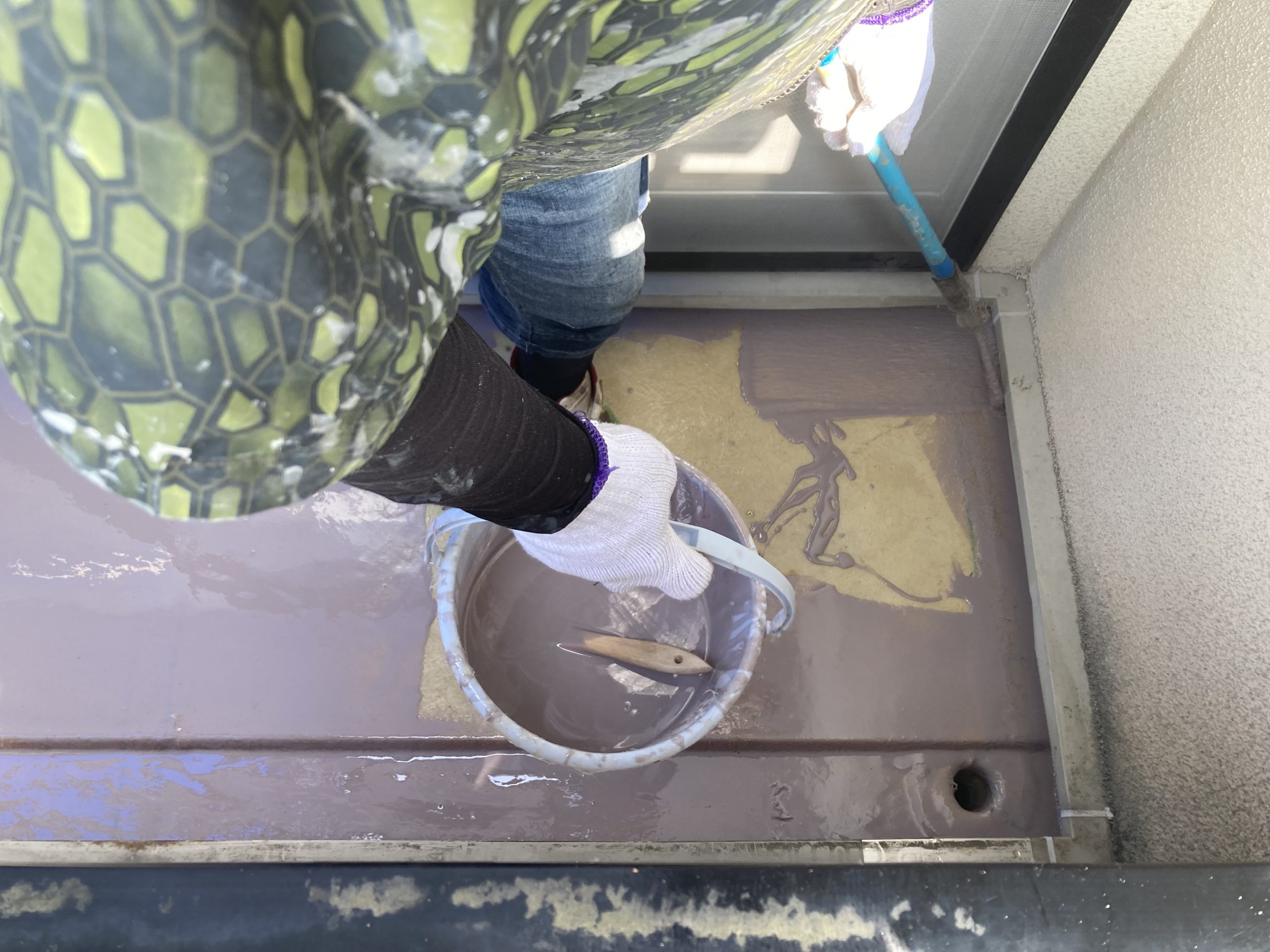 ポリエステル樹脂塗料を塗っていきます