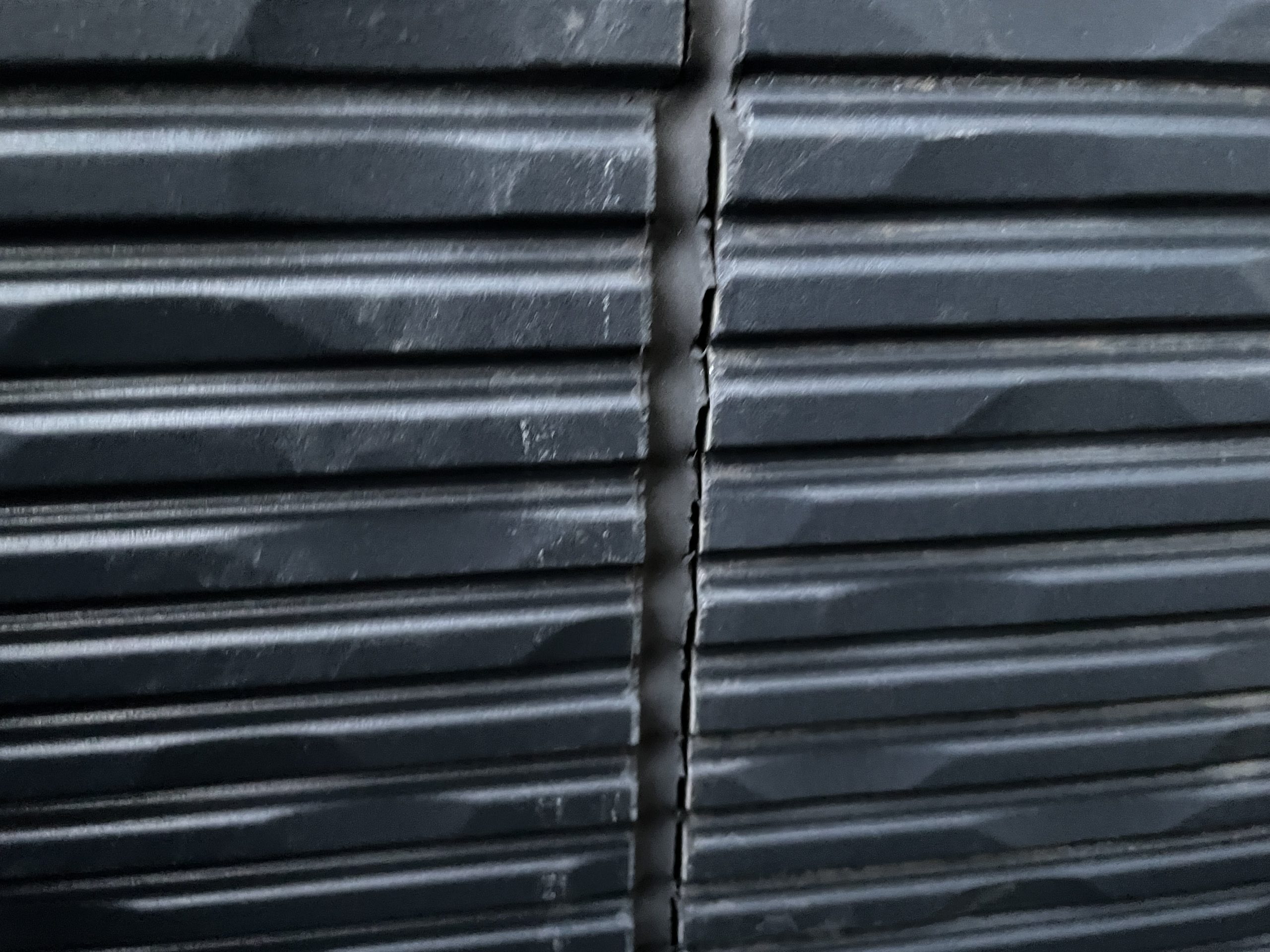 サイディング外壁の目地が劣化しています