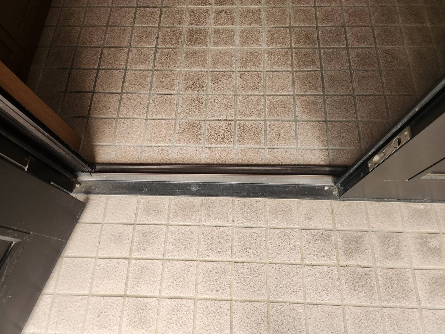 玄関下部の確認をしました