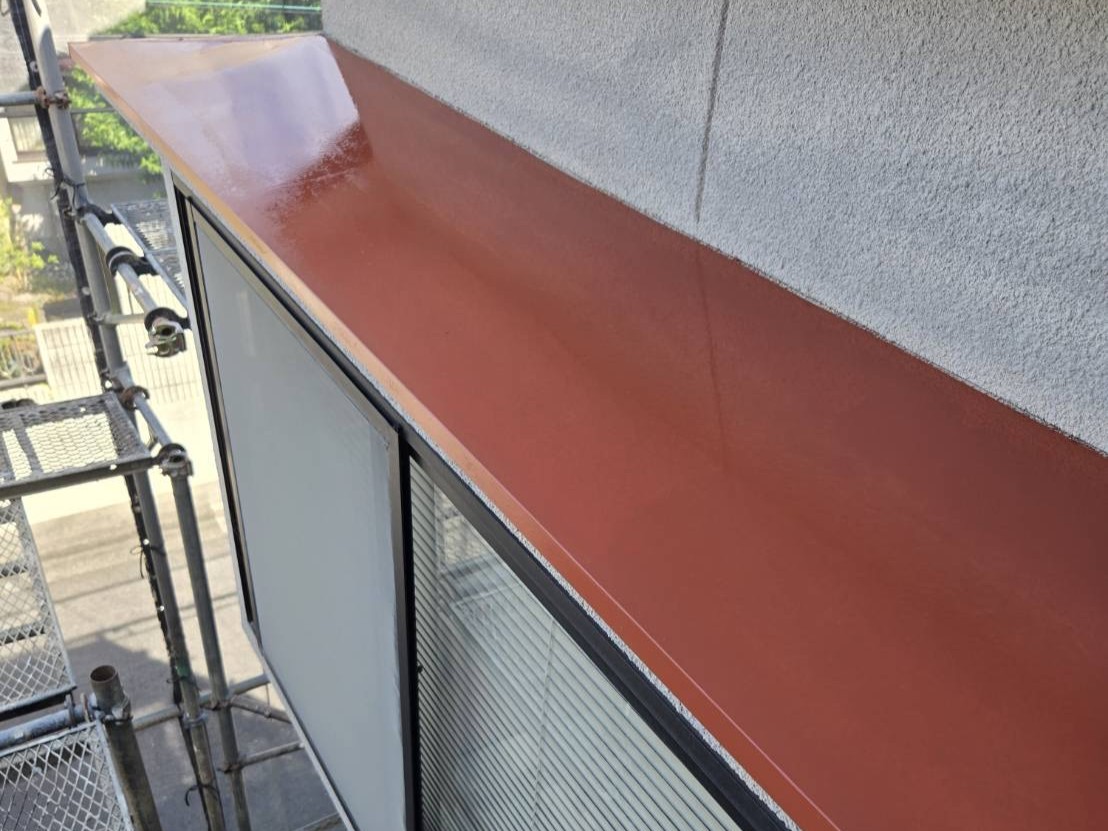 庇に塗料を塗布したところです