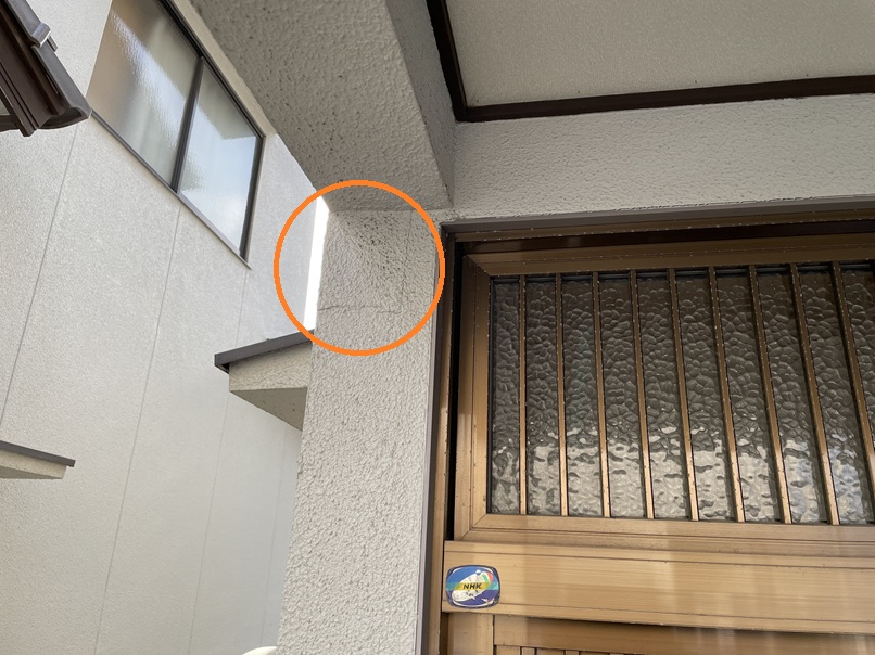 玄関周辺に確認されたクラック ⭐