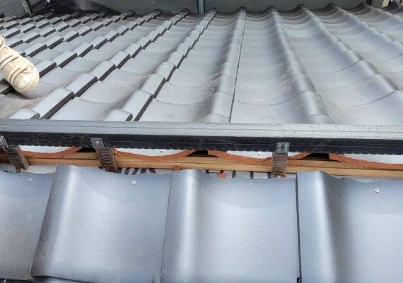 樹脂製の芯木を設置します