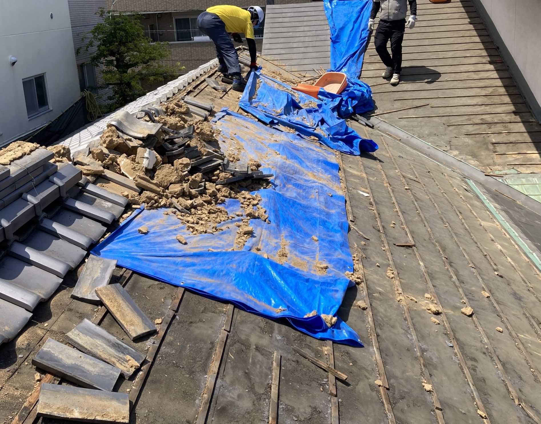 瓦の撤去を行っています