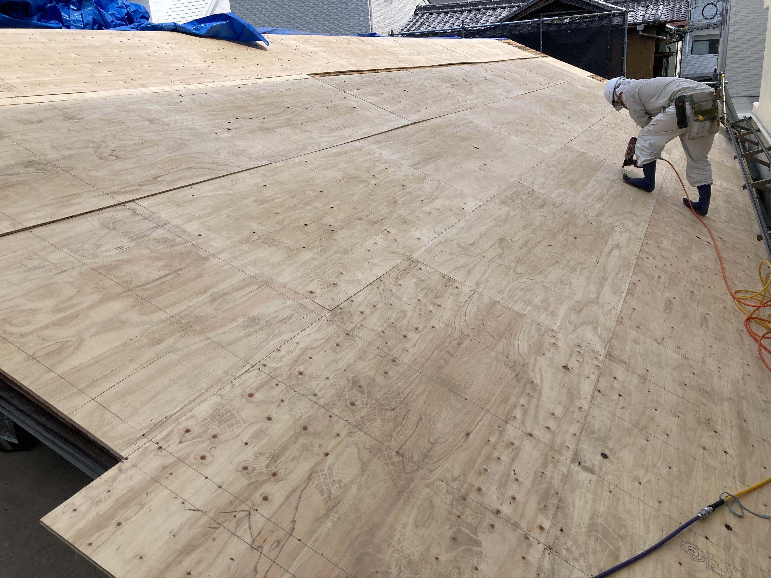 野地板増し張りを行います