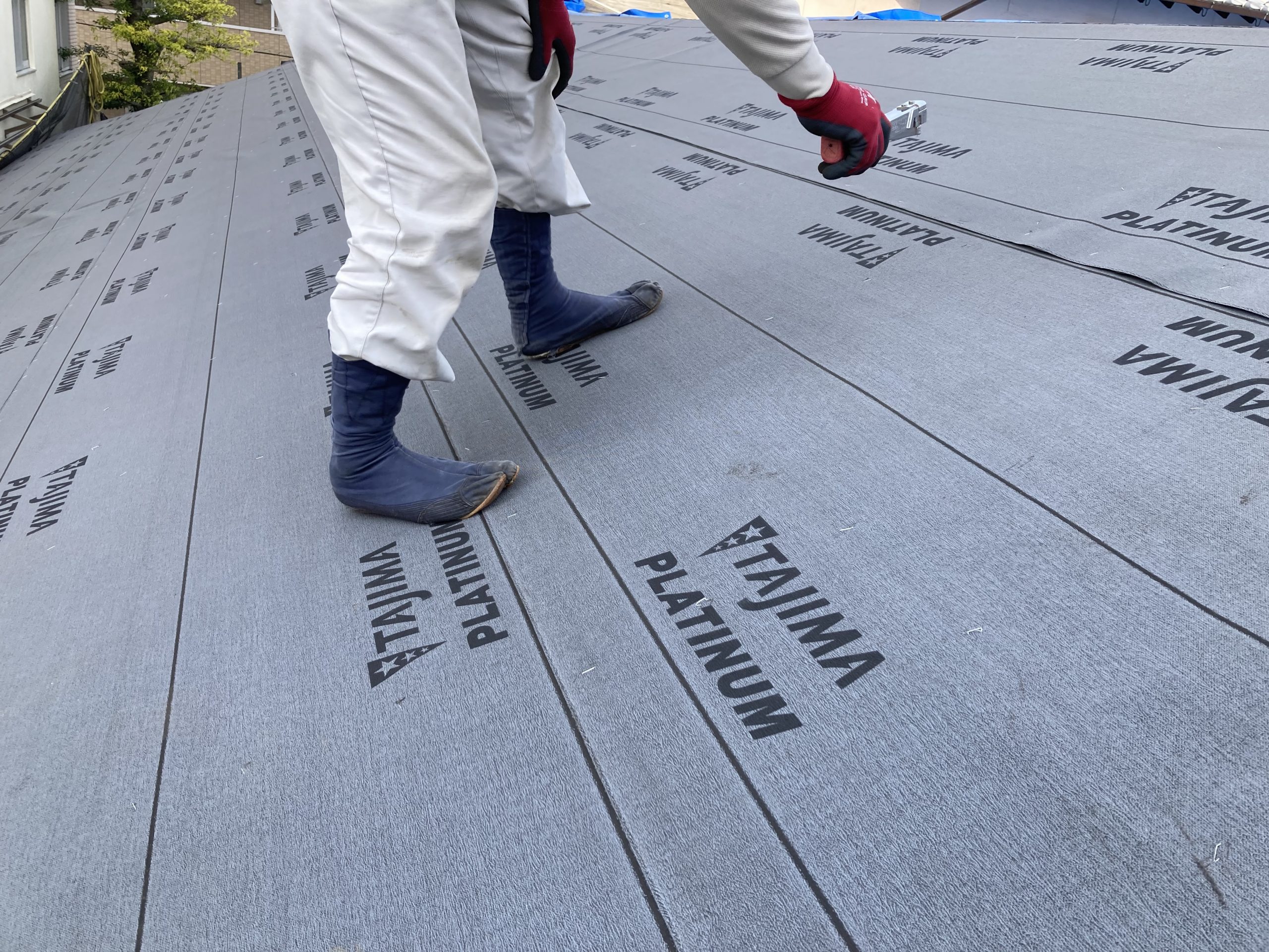 ルーフィングの施工中です