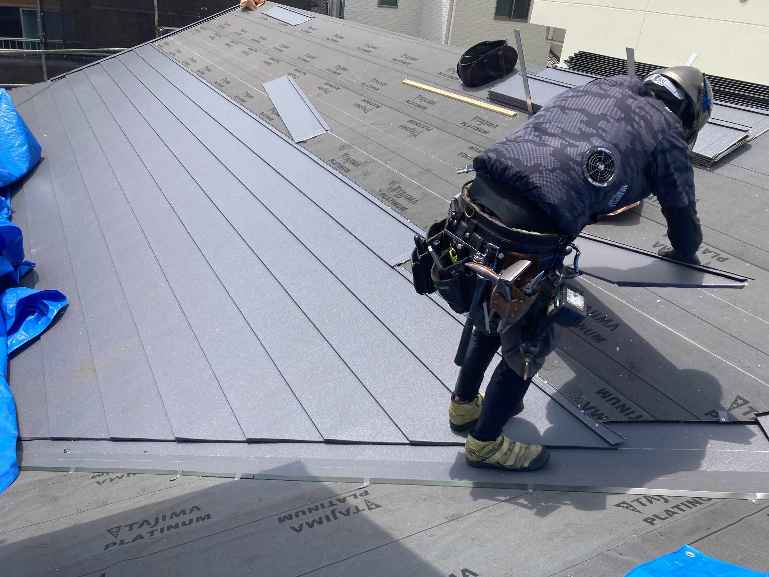 屋根材を施工します