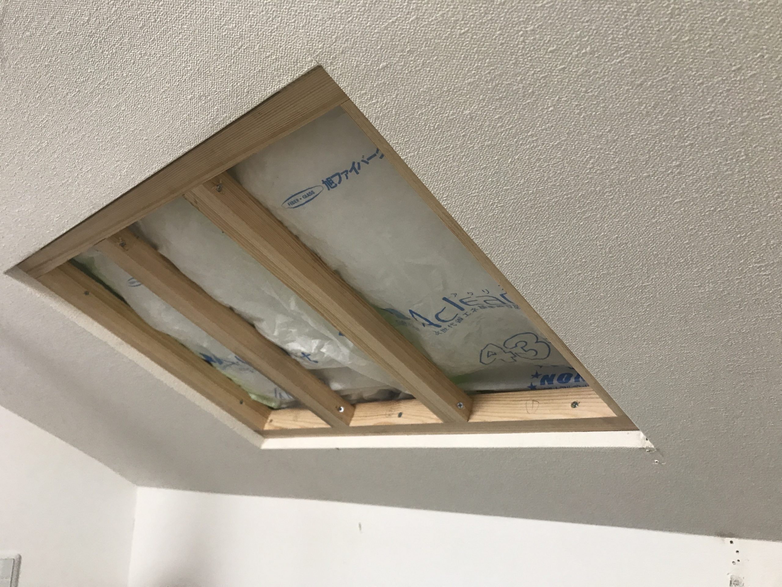 天井内部へ断熱材を充填します