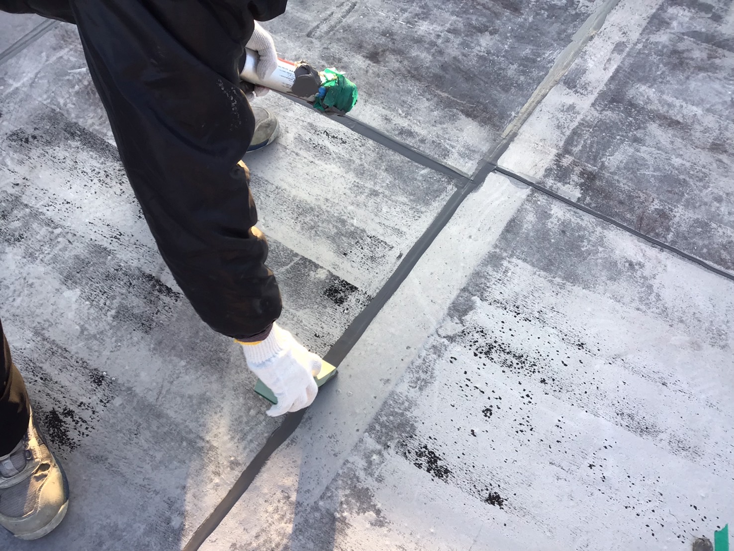 ヘラで均し手仕上げ作業