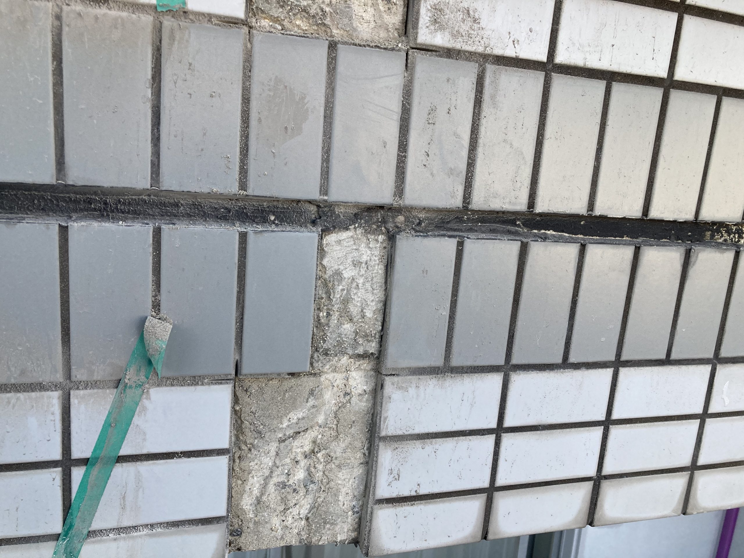 タイル補修を行いました