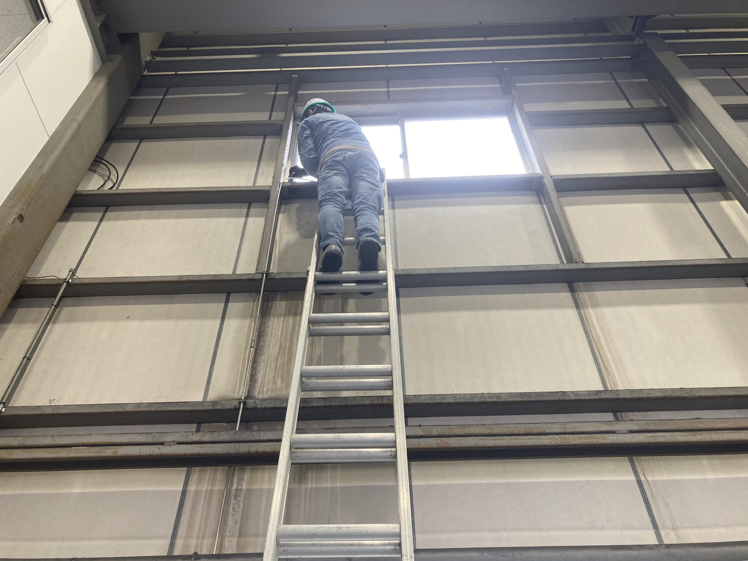 既存ケーブルを撤去します