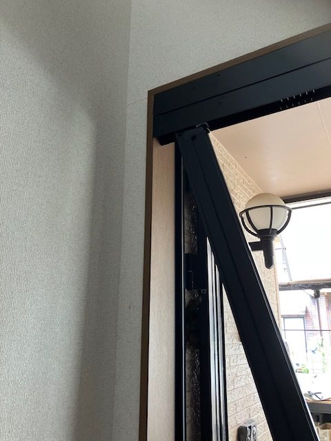 網戸収納枠を取り付けていきます