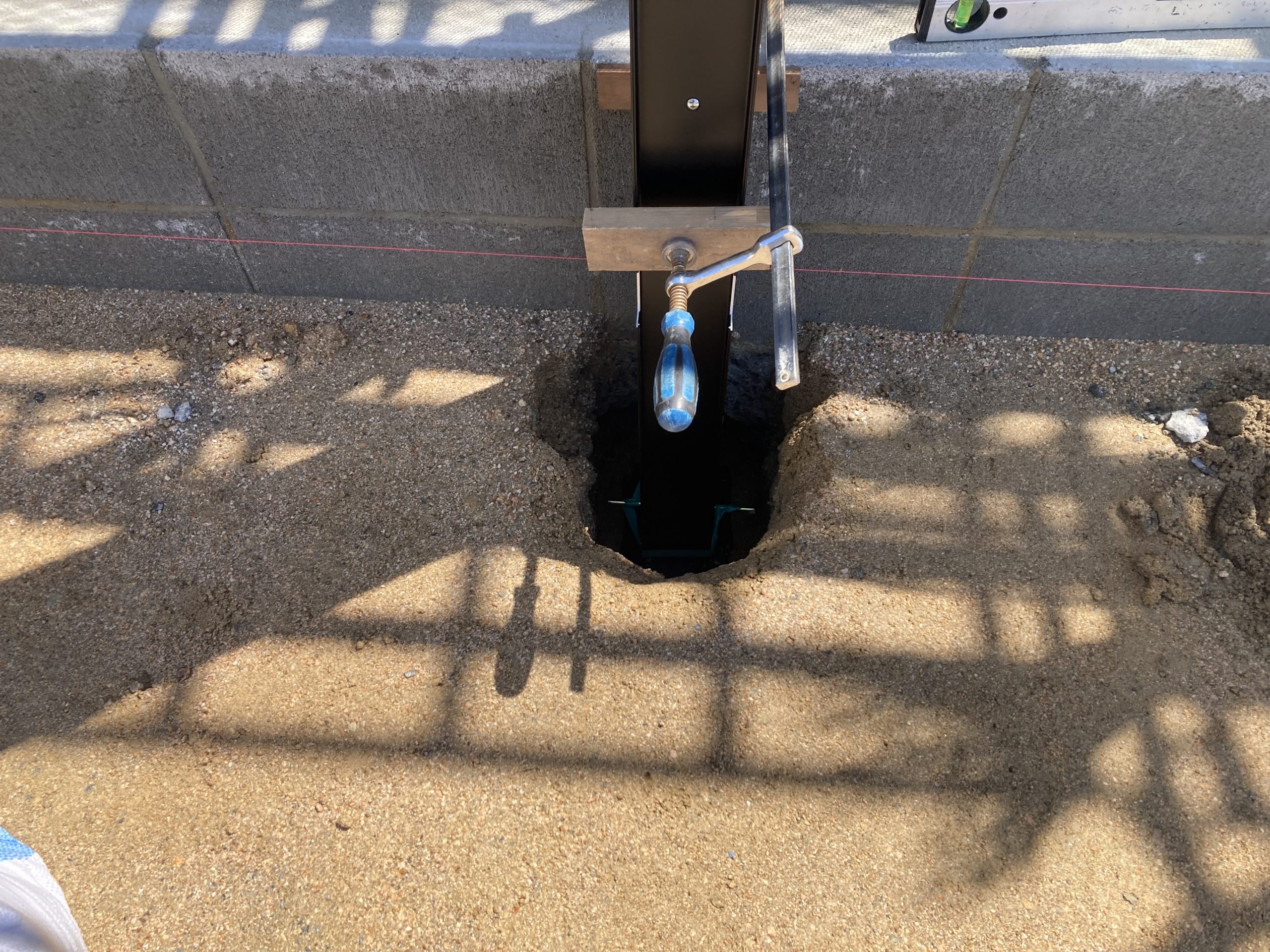 柱の基礎工事を行います