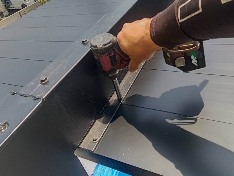 屋根材施工中です