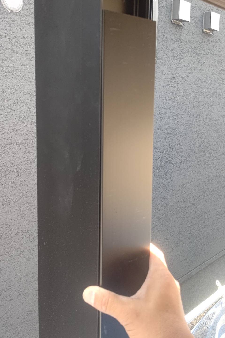 柱カバー取付中です