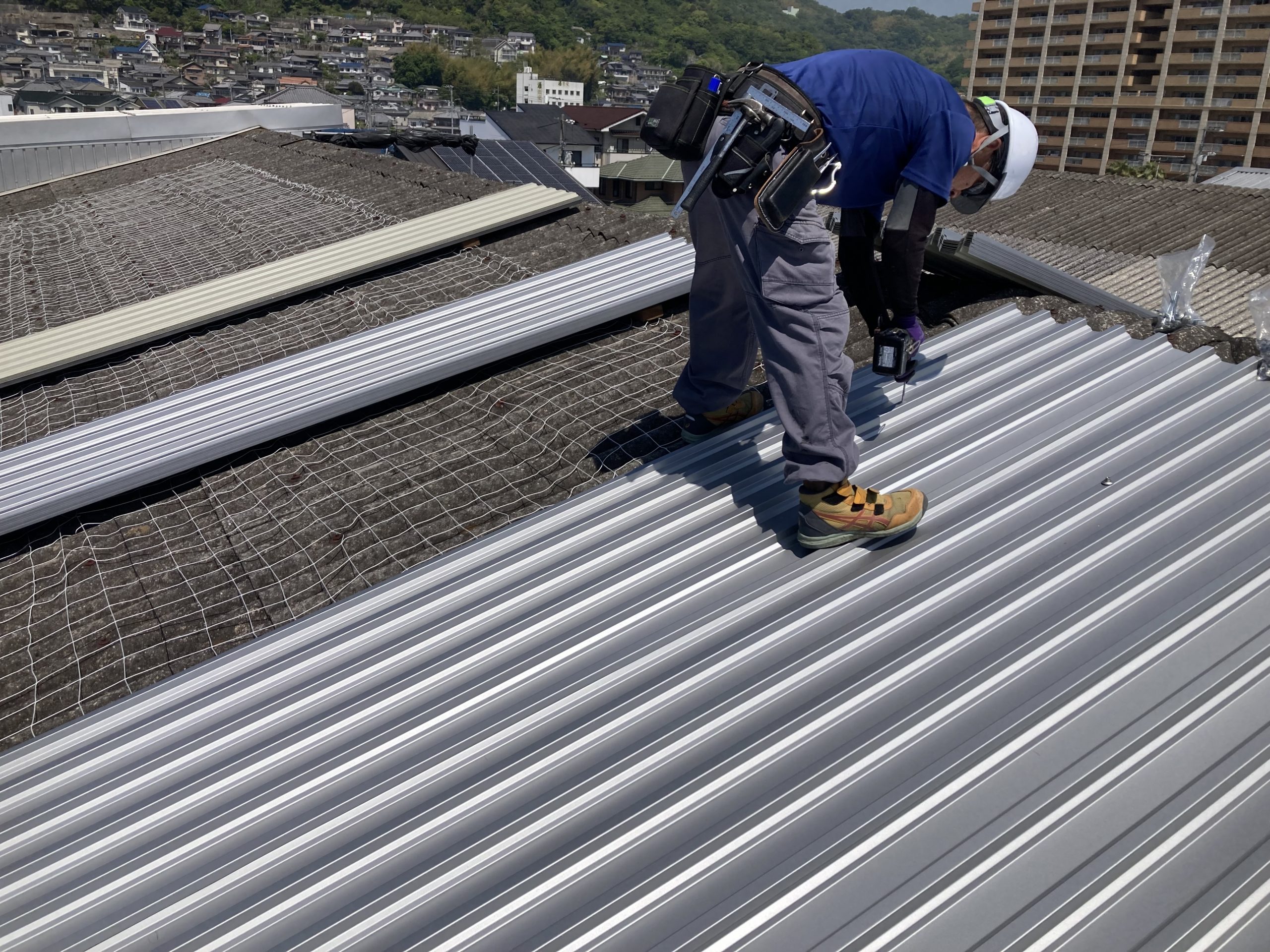 固定金具で留めていきます