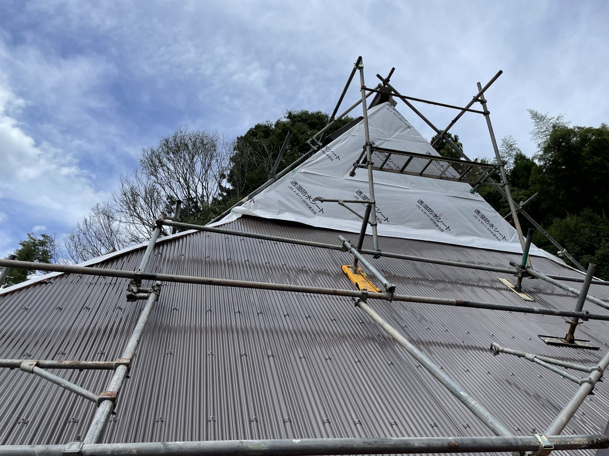 ガルバリウム鋼板屋根を施工していきます