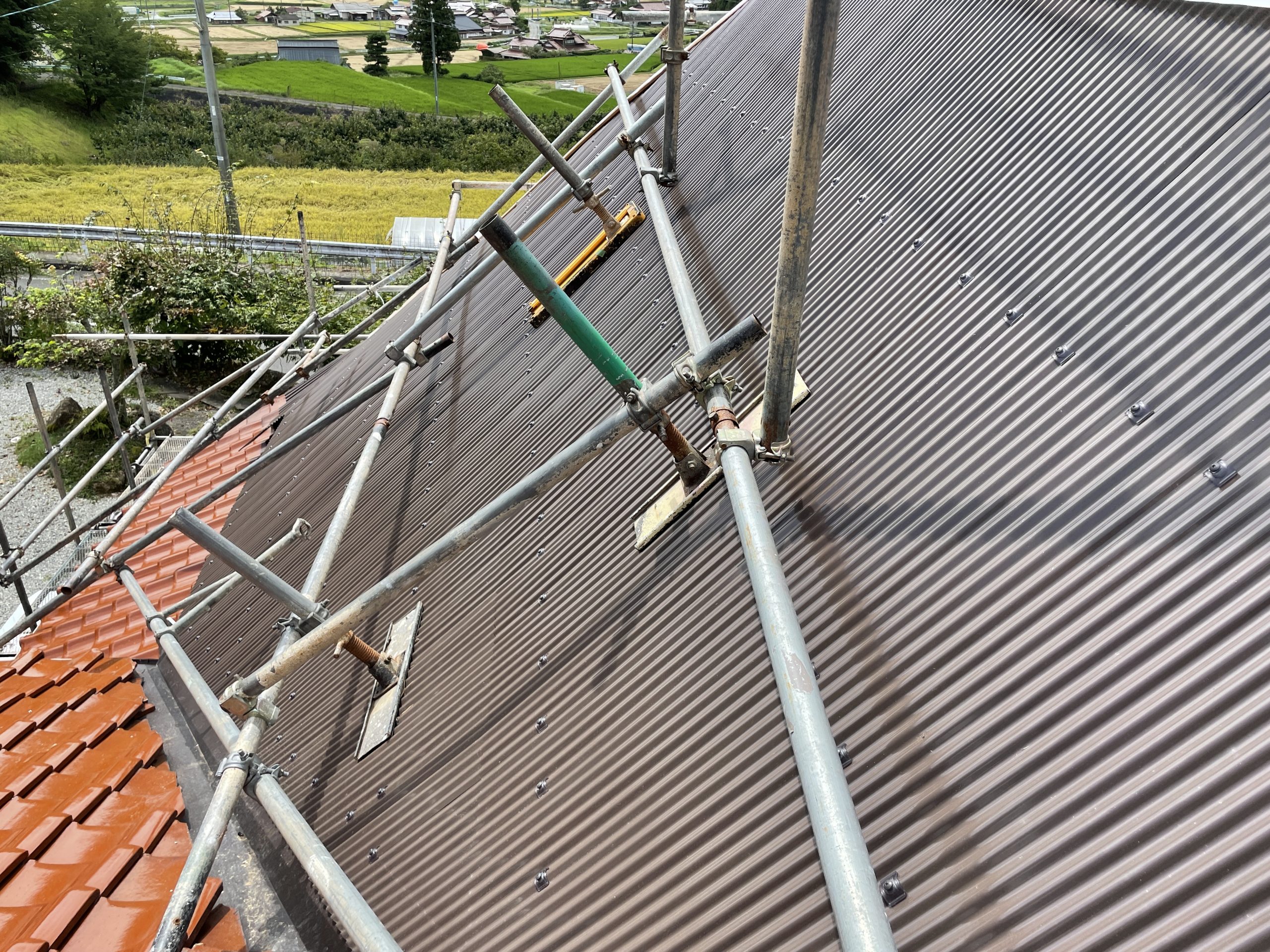ガルバリウム鋼板屋根を施工していきます