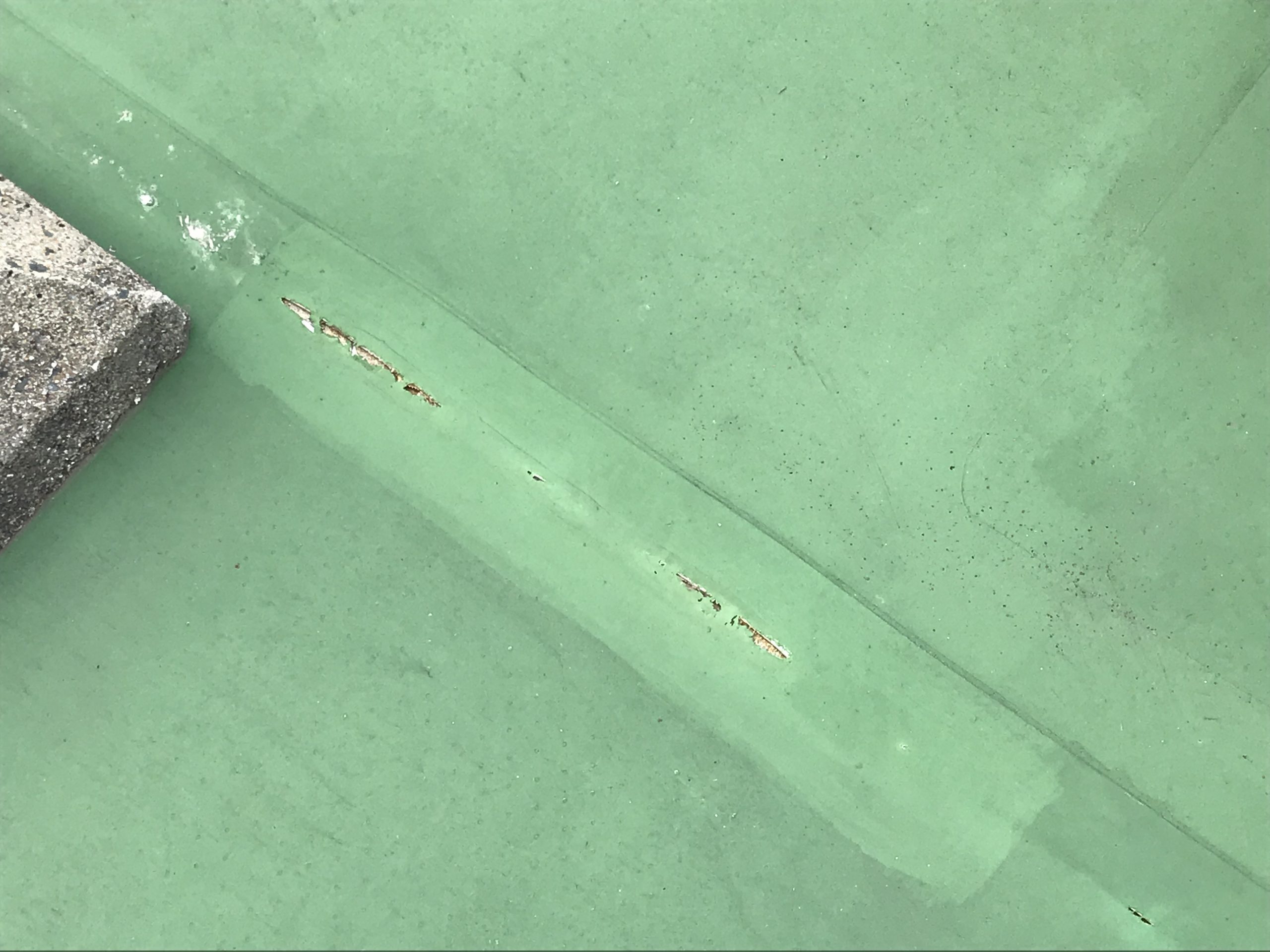 シート防水の裂け跡（その2）