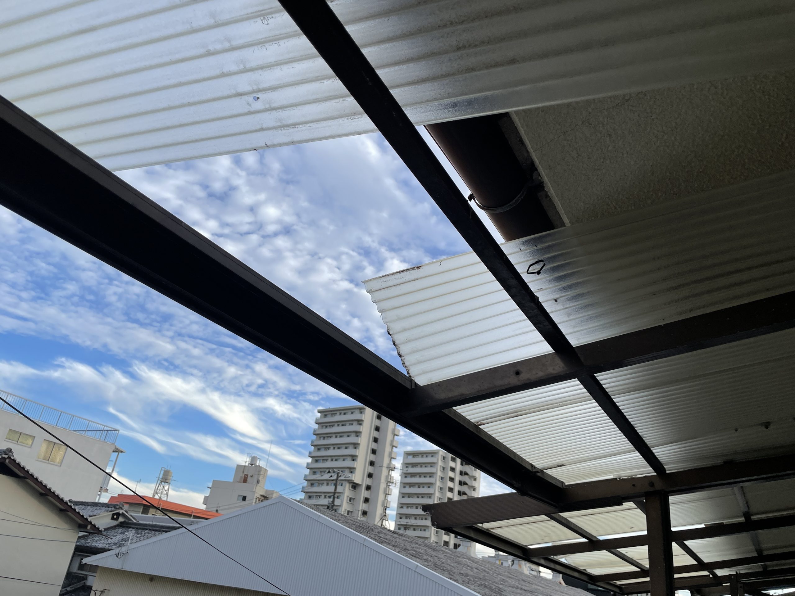 強風で波板が飛散していました