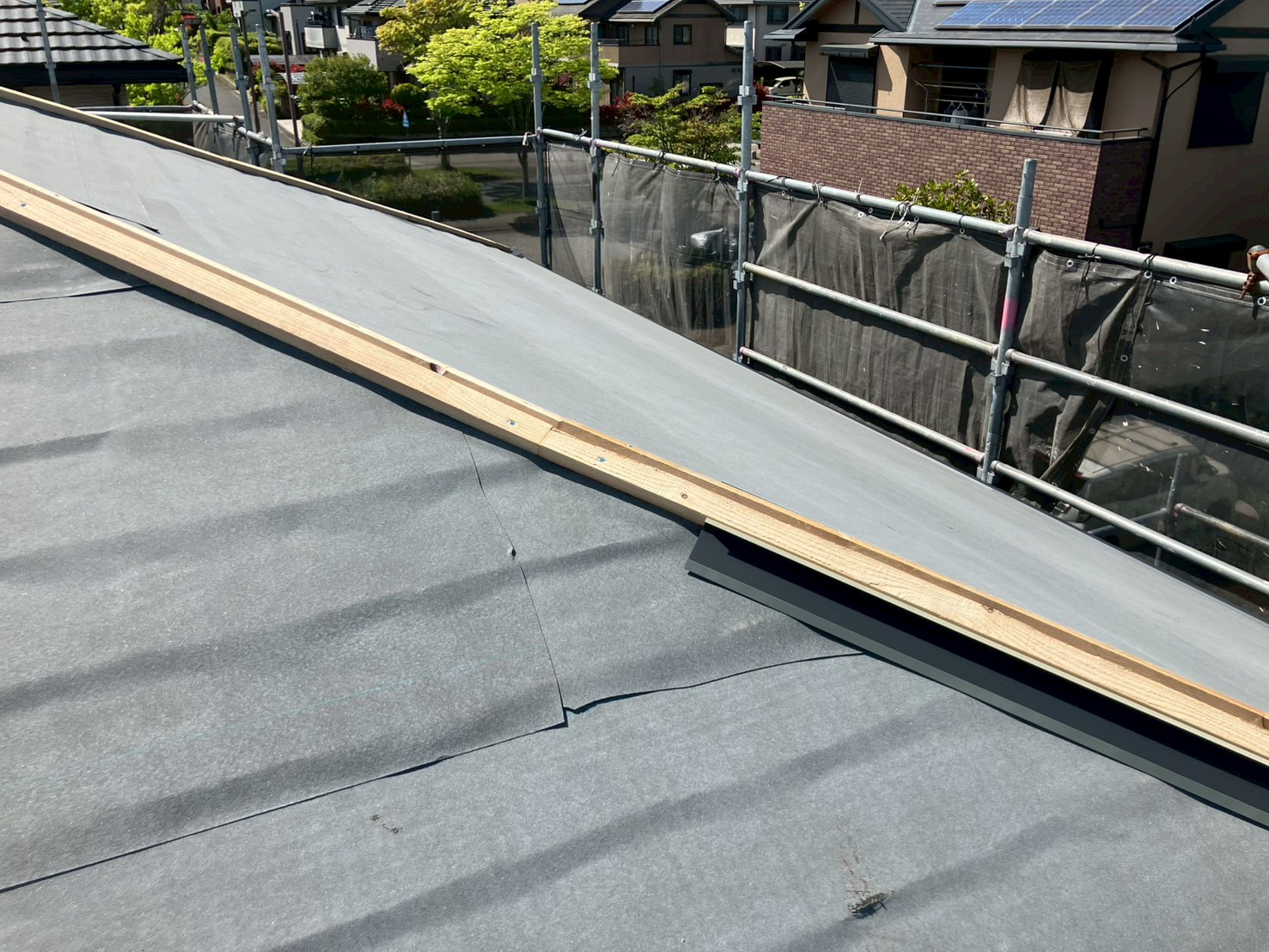 棟板金を固定するための貫板を設置します