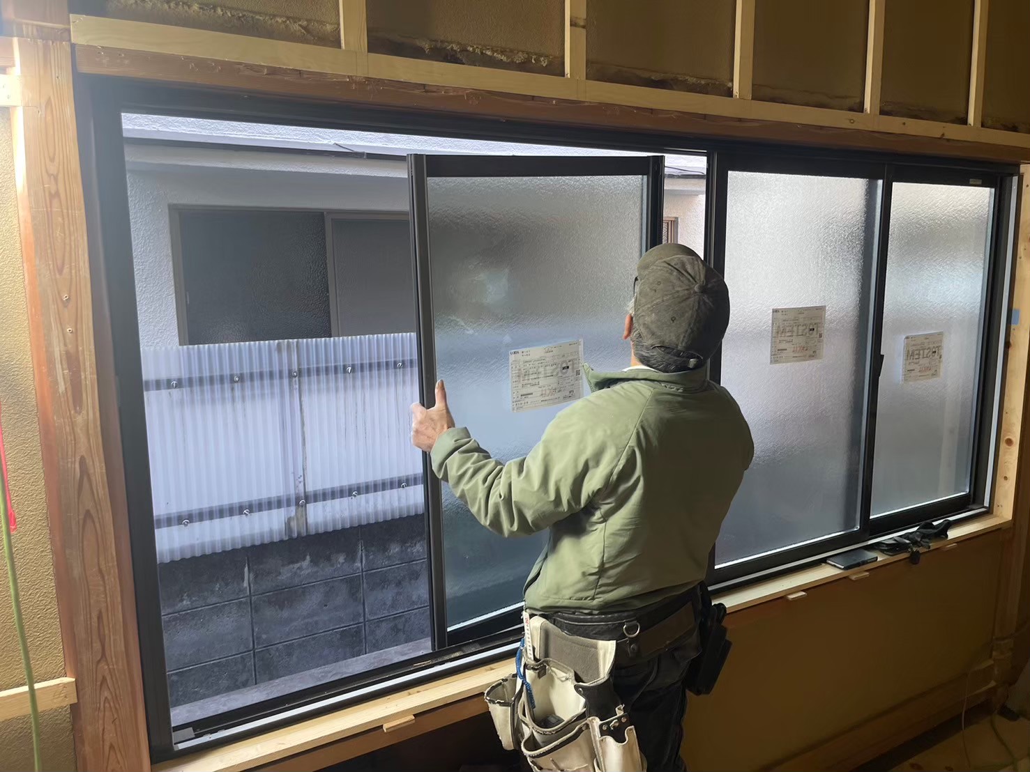 複層ガラスを取り付けていきます。