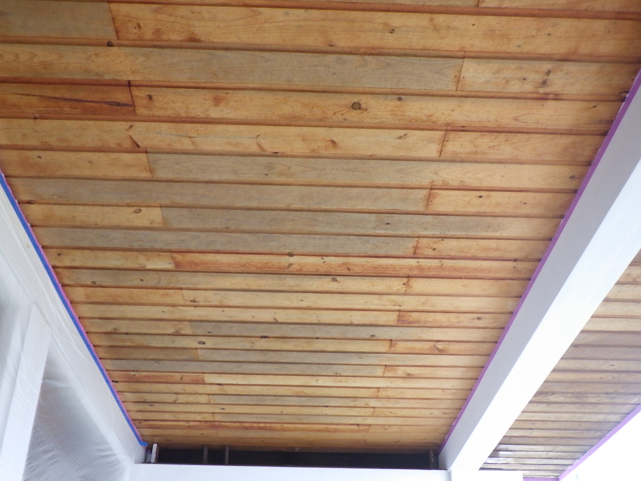 調査画像① 木目が明るく見える軒天の状態