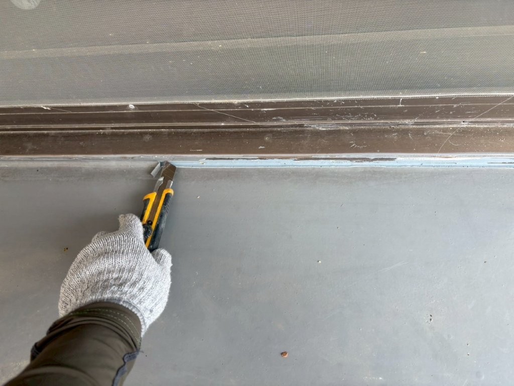 既存シーリングの撤去を行いました