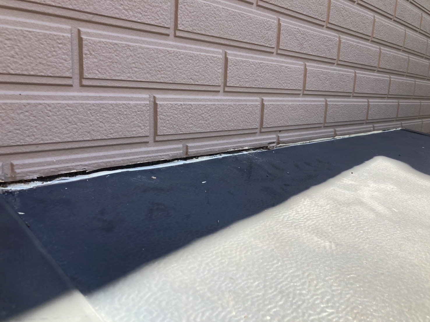 劣化していたコーキングを撤去