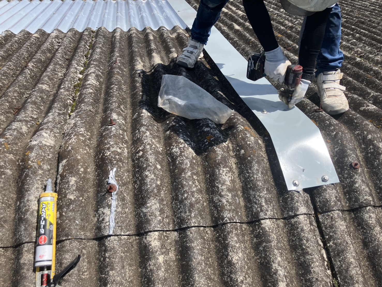 押さえ板金で屋根材をしっかり固定