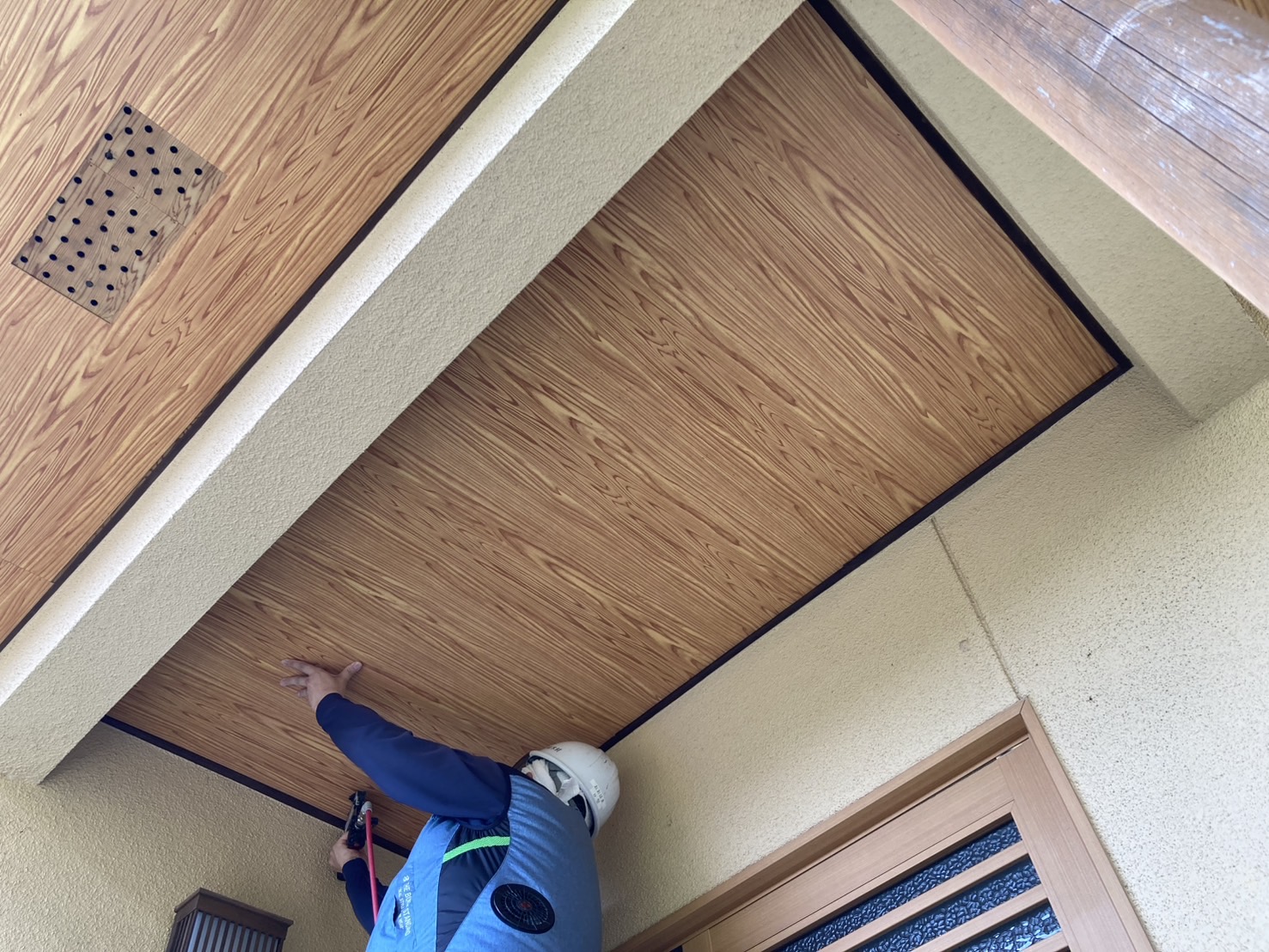 軒天補修中です