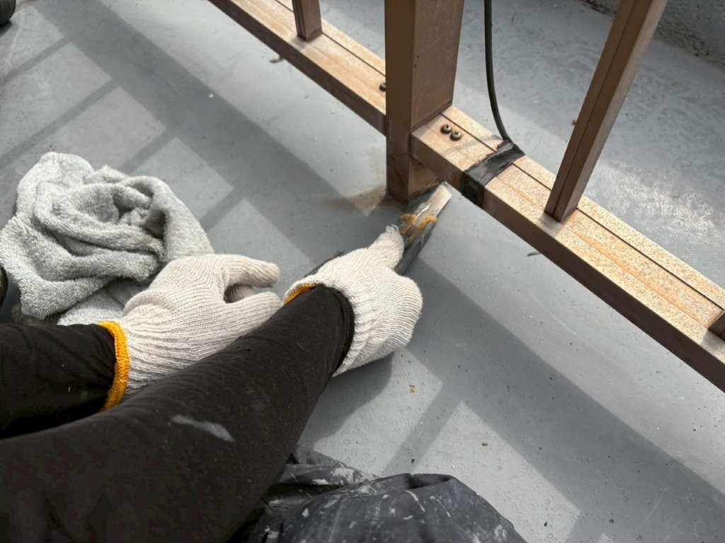 既存シーリングの撤去を行いました