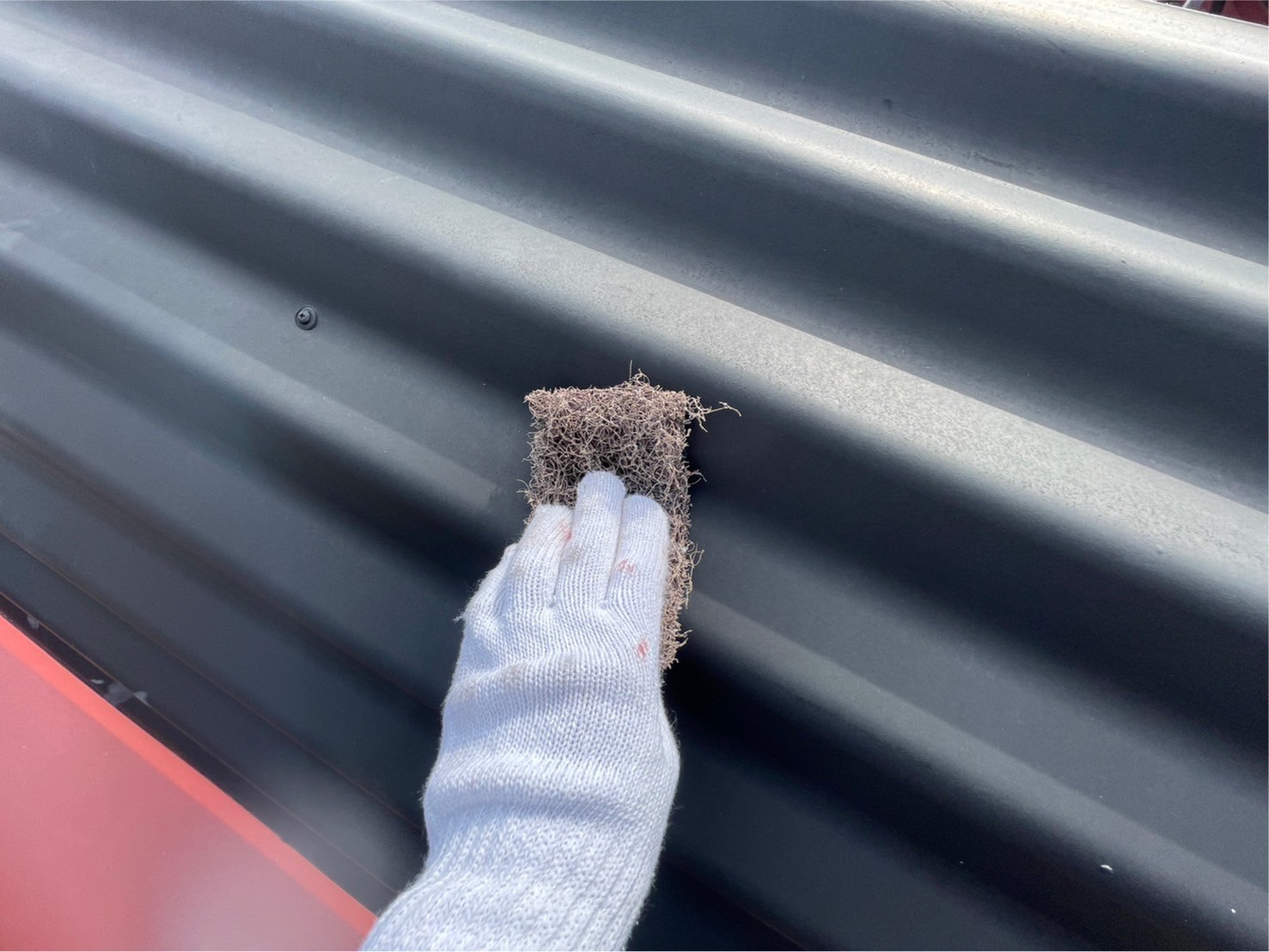 下地処理としてケレン作業を行いました