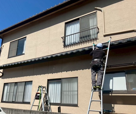 既存の軒樋を撤去していきます