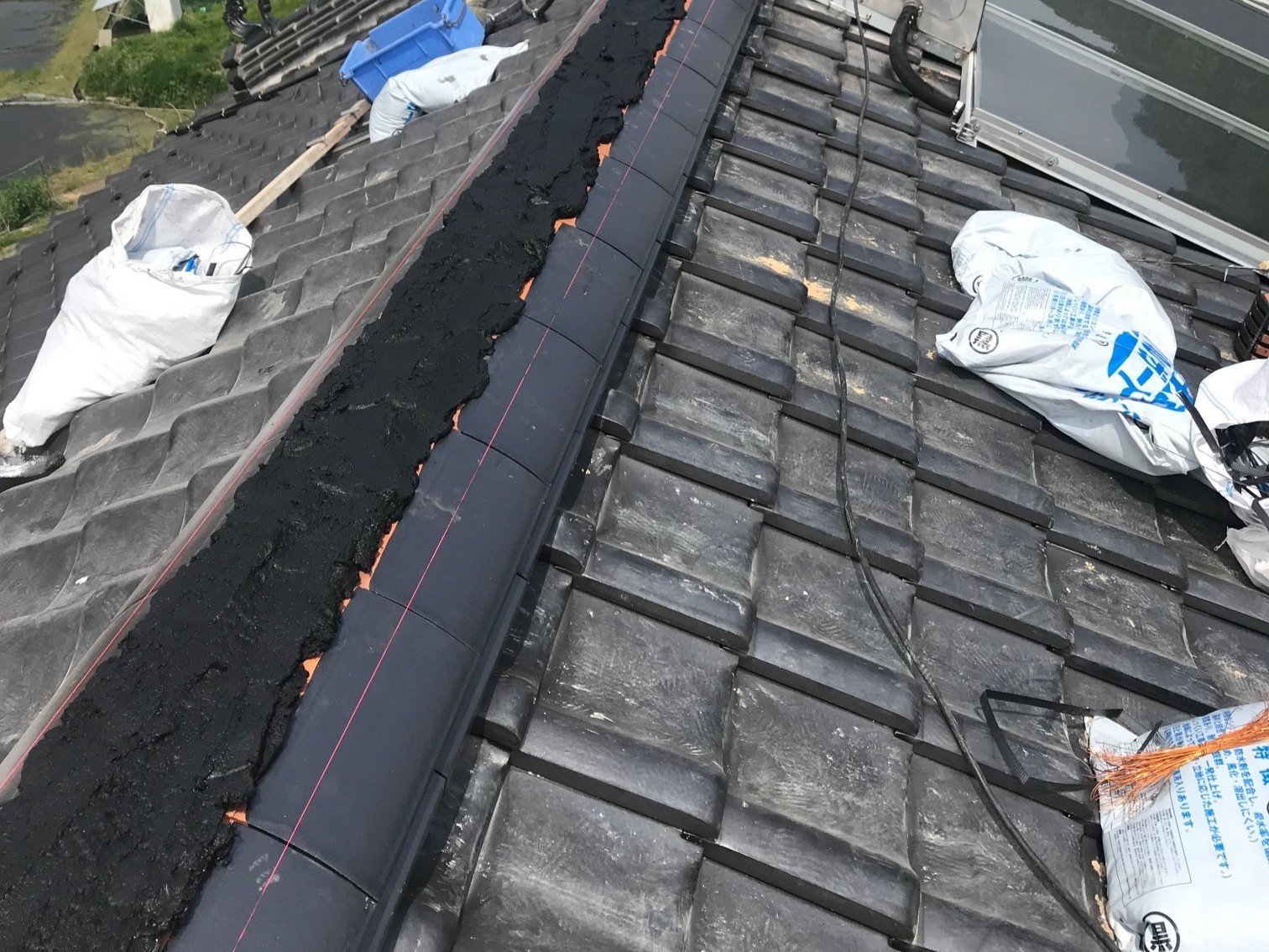 シルクガードを使用して棟瓦を固定