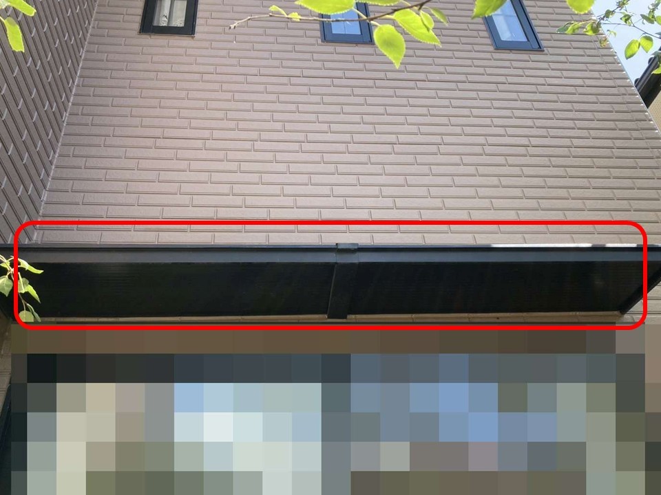 庇部分のシーリングが劣化していました