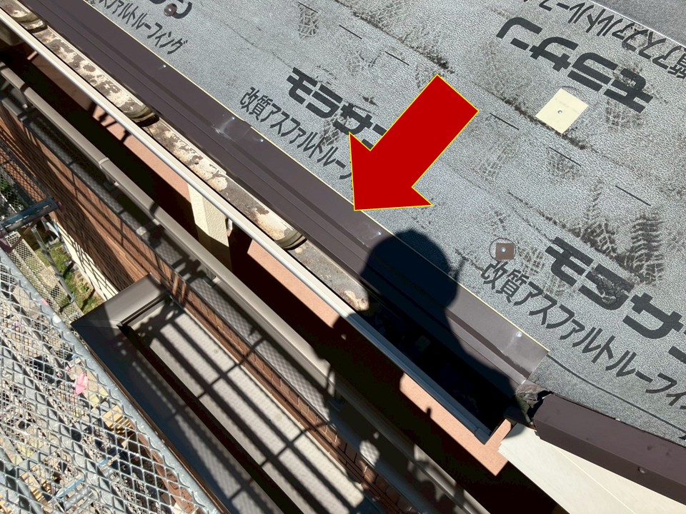 唐草板金を取り付けています