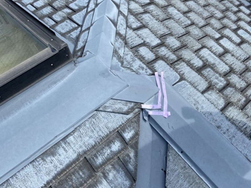 古いシーリングを撤去して養生をします