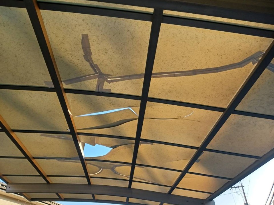 大きく割れた屋根パネルの状態