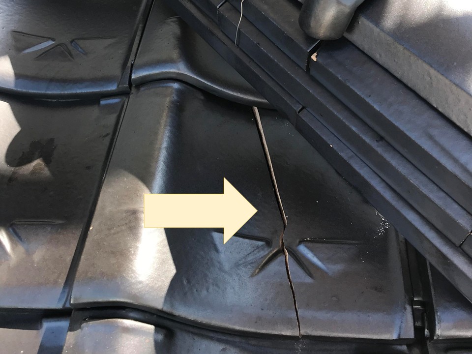 隅棟に被さっている瓦が割れています