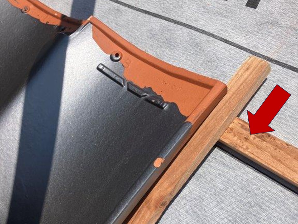 瓦を一枚一枚設置していきます