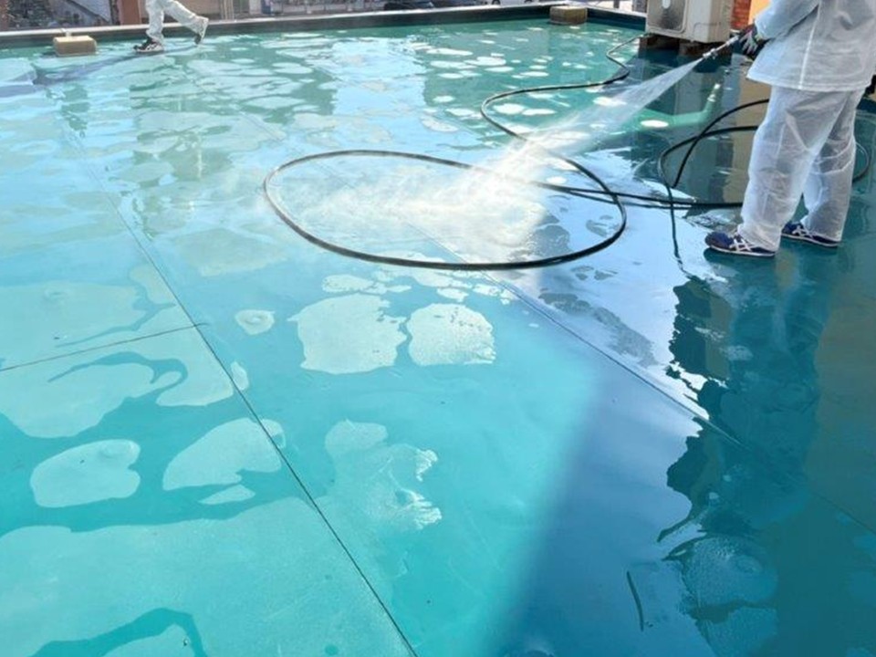 高圧洗浄で汚れを除去していきます