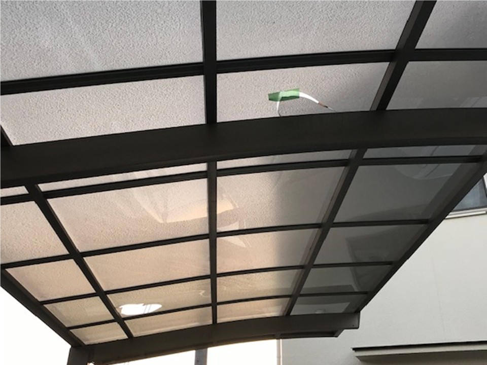 屋根材の破損が見られます