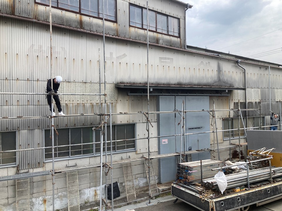 仮設足場の設置を行います